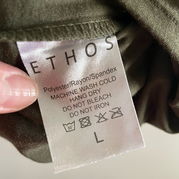 Ethos Crop Tank - Picture 2 of 3